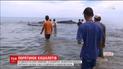 В Индонезии волонтеры собственноручно спасали гигантских кашалотов, которых выбросило на сушу