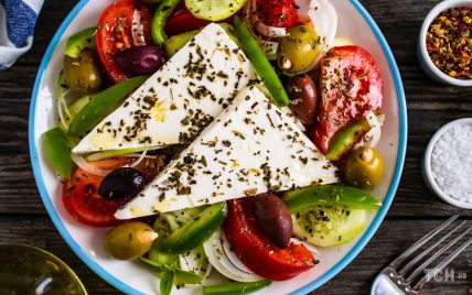 Греческий салат с творожным сыром – рецепт от Санта Ритейл