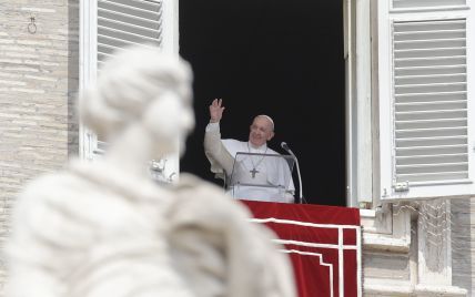 Папа Римский опоздал на молитву, потому что застрял в лифте