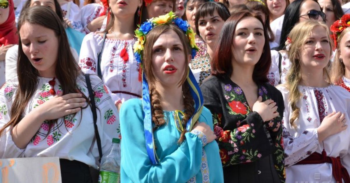 У Варшаві під прапорами трьох народів відбувся марш вишиванок