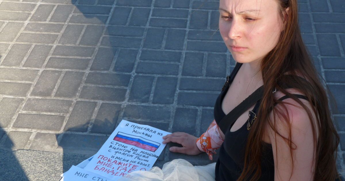 Ни один человек не проявил неприязни к московской журналистке с флагом РФ.