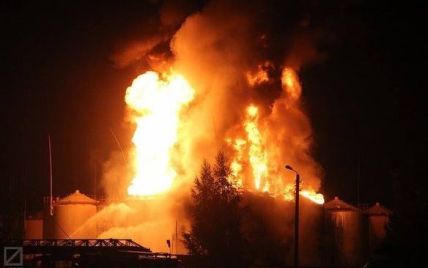 В МВД назвали основную версию пожара на нефтебазе под Васильковом