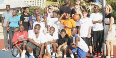 О'Ніл зіграв у баскетбол з вуличними дітьми та роздав їм по 100 доларів