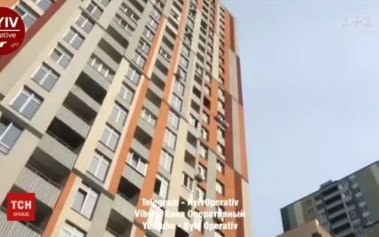 У Києві металева конструкція впала з 21-го поверху та вбила жінку