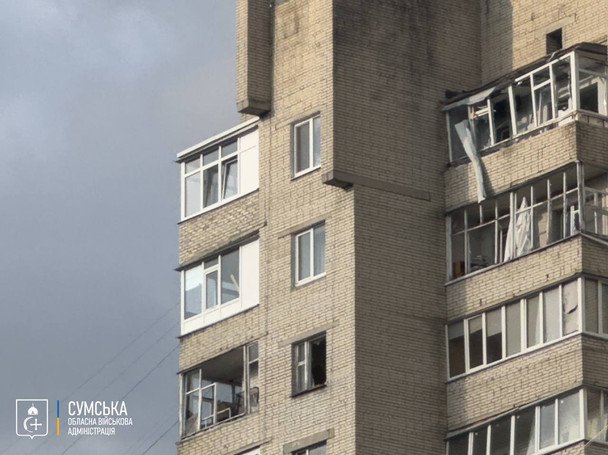 Беспилотник попал в крышу многоквартирного дома в Сумах / © Сумская ОВА