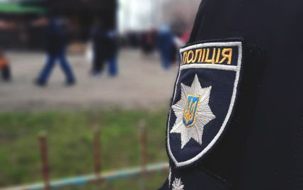Розмахував сокирою у дворі: київські поліцейські затримали агресивного чоловіка (відео)