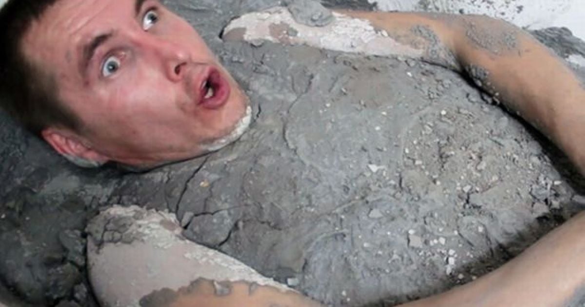 Мужчина неудачно принял ванну со штукатуркой