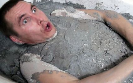 Юзеров поразило видео неудачного эксперимента чудака, который ради смеха принял ванну со штукатуркой