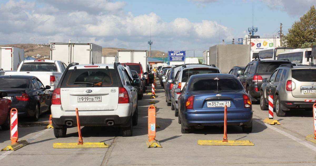 На переправі утворився довжелезний затор