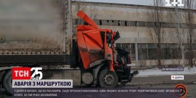 Новини Дніпра: фура, яка їхала позаду, раптово протаранила автобус