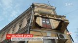 Балкон художественного музея обвалился на тротуар в центре Харькова