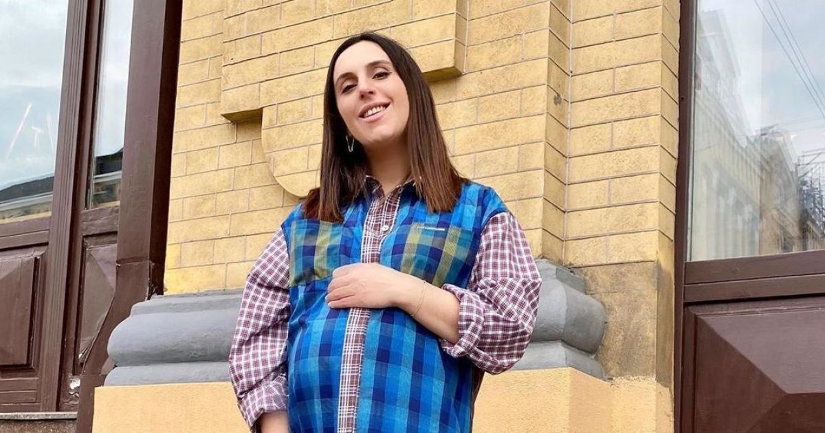 Вагітна Джамала підкреслила чималий животик стильною картатою сукнею