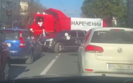 У Києві помітили весільний кортеж з червоних вантажівок: відео