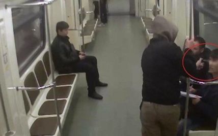 В Москве "скинхеды" устроили драку в вагоне метро с таджиками