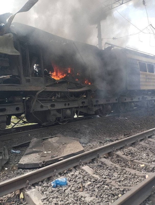Росія вгатила по Запоріжжю: дрон влучив в електровоз "Укрзал