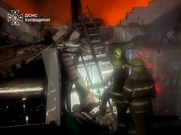Пожежа в Київській області внаслідок атаки дронами 9 вересня  / © ДСНС