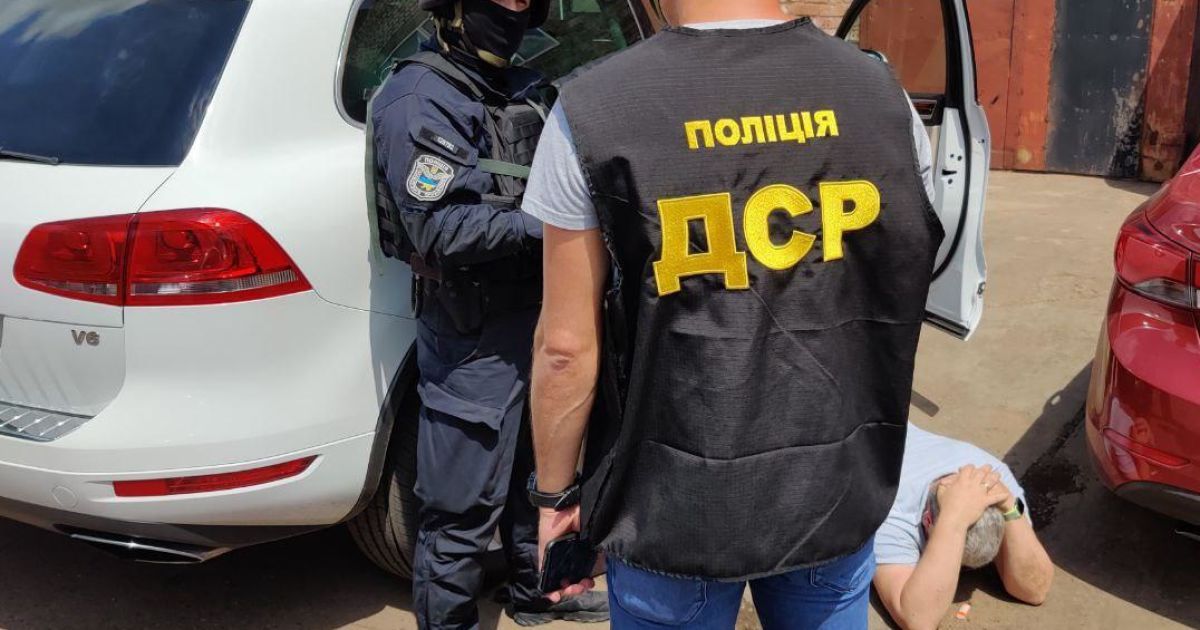 У Кривому Розі група осіб у складі з поліцейським та депутатом вимагали $160 тис. з чоловіка