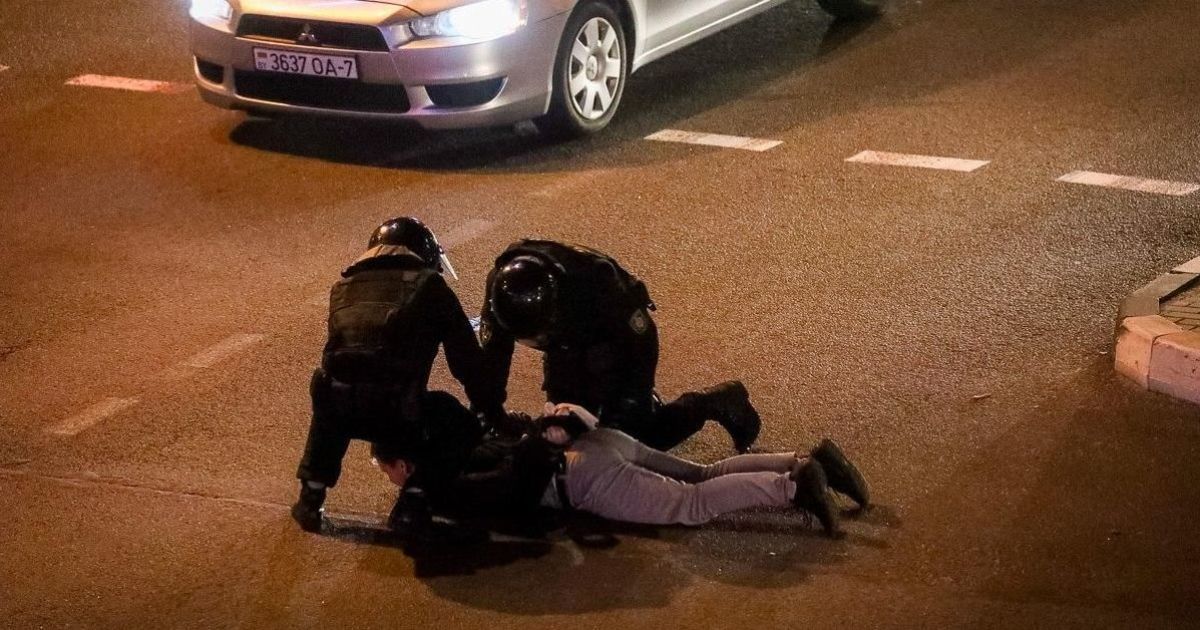 Перекриття руху, побиття кийками та розгін водометами: протести у Мінську після інавгурації Лукашенка вибухнули з новою силою