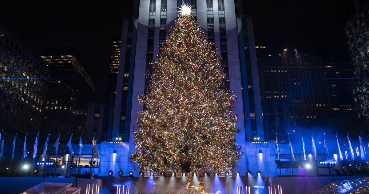 В праздничном наряде. 11 самых красивых и необычных новогодних елок мира