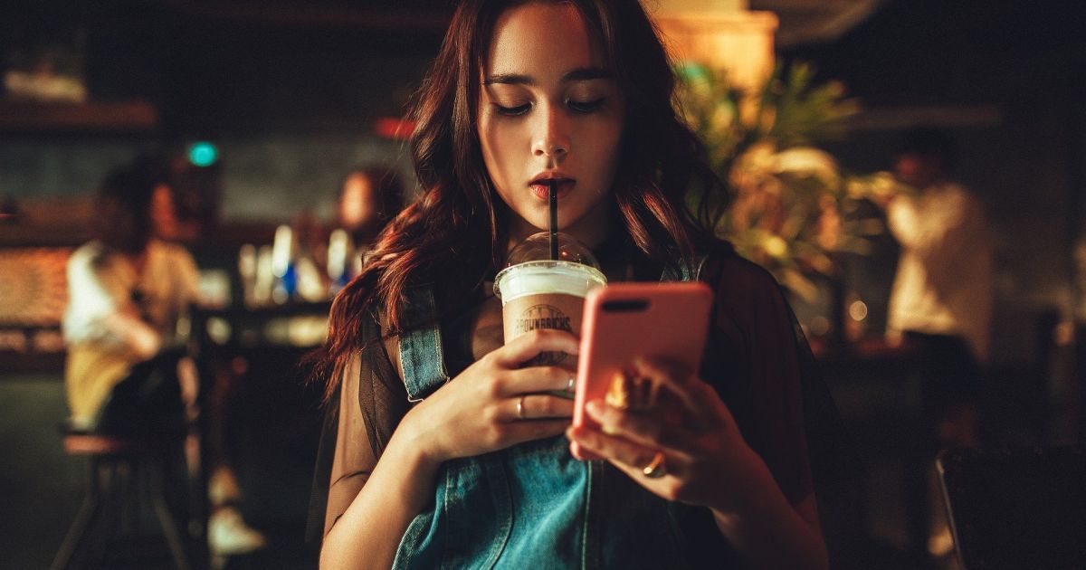 В Украине на досках объявлений обменивают "тысячу Зеленского за вакцинацию" на "реальные" деньги: чем привлекают граждан