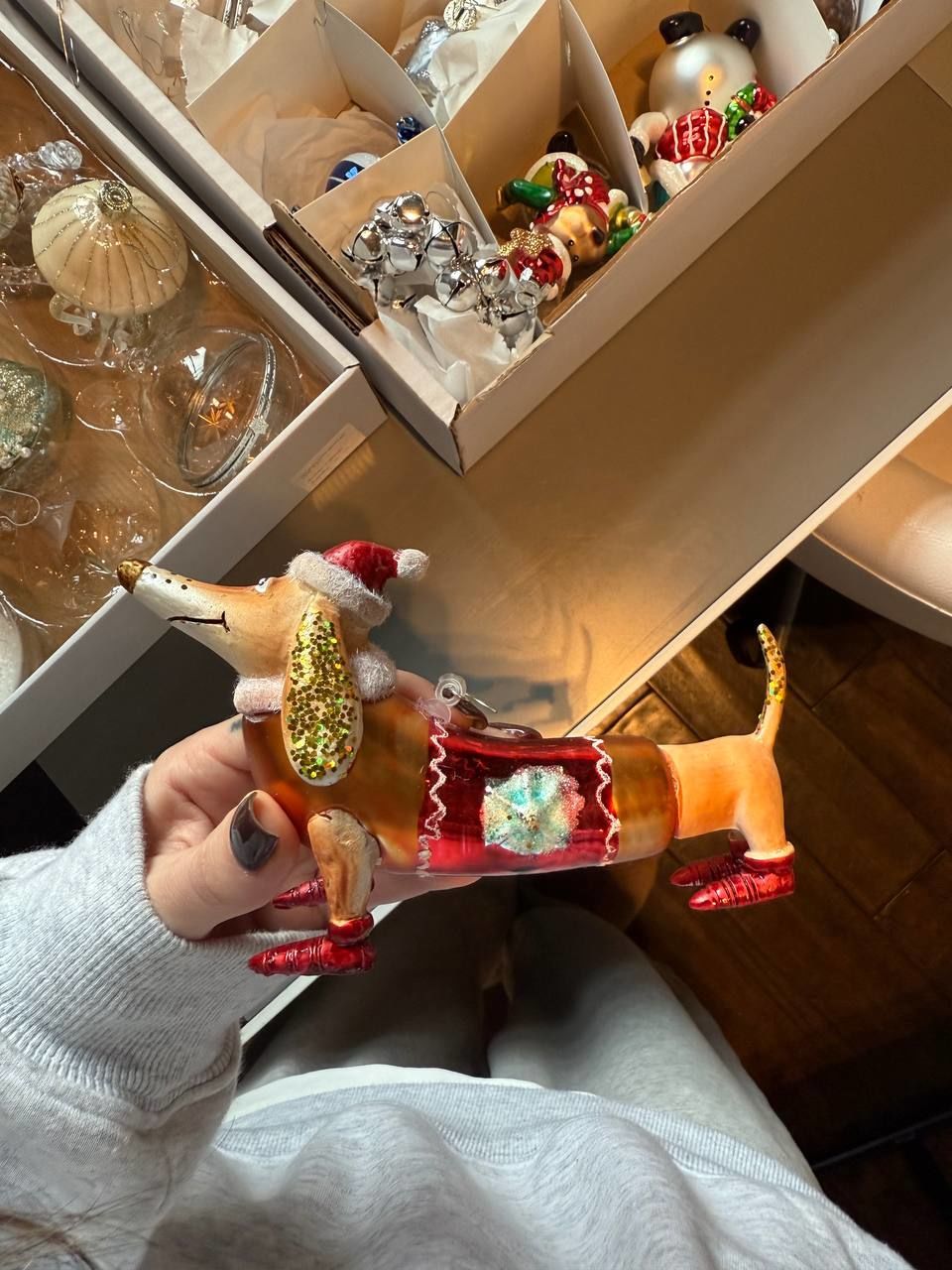 Надя Дорофеева с мужем и детьми украшает елку / © t.me/thisisdorofeeva