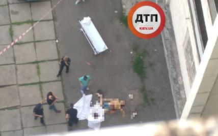 У Києві з вікна лікарні випав напівоголений чоловік