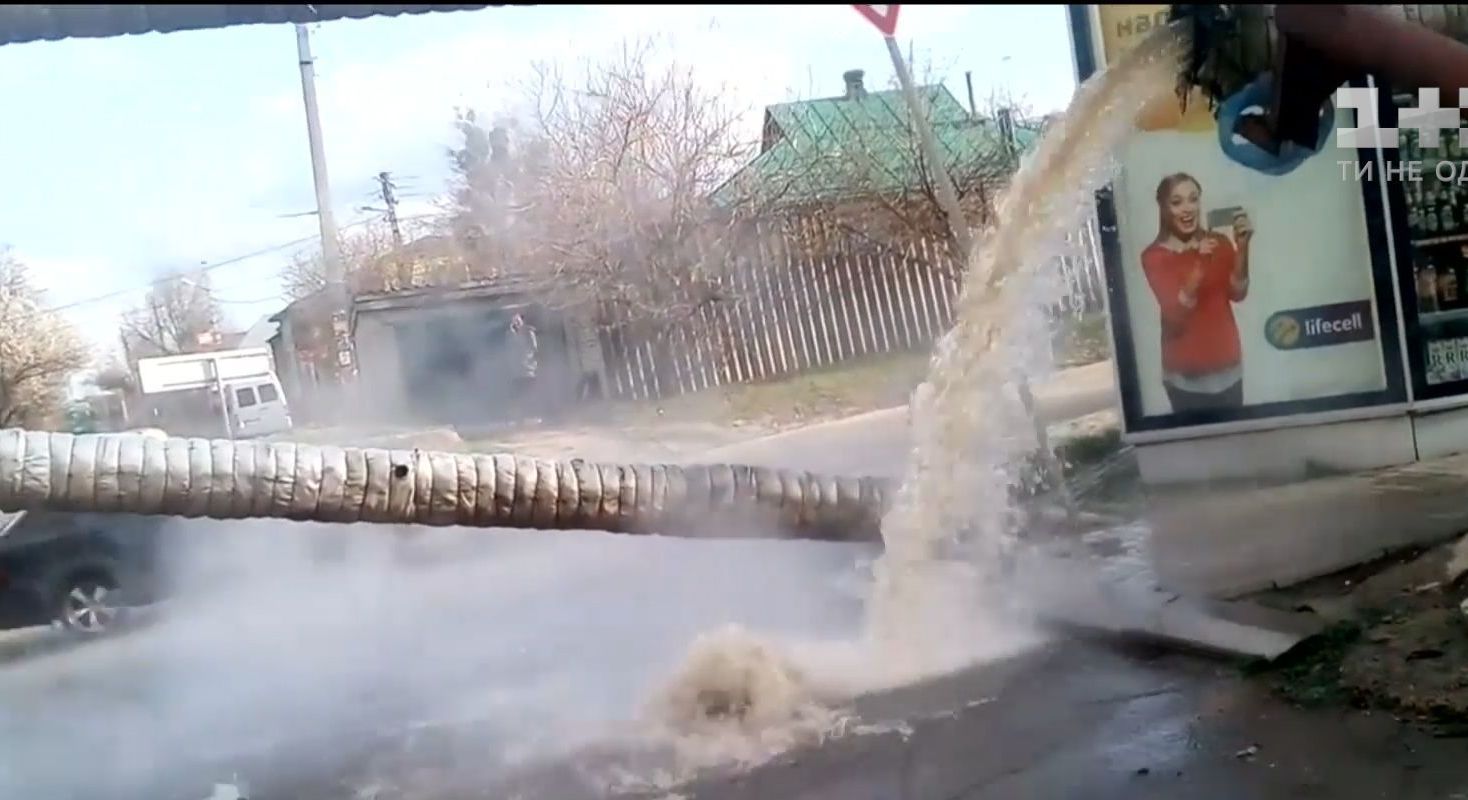 В Харькове обвалилась наземная теплотрасса