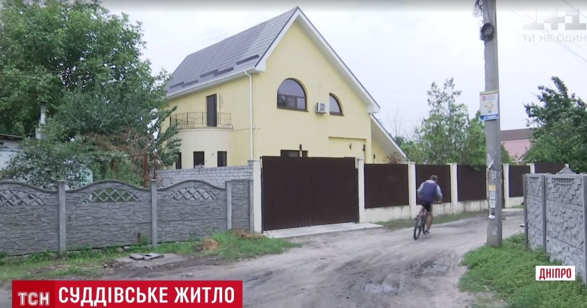ТСН розшукала у Дніпрі помешкання суддів, яким закидають хабар Холодницькому