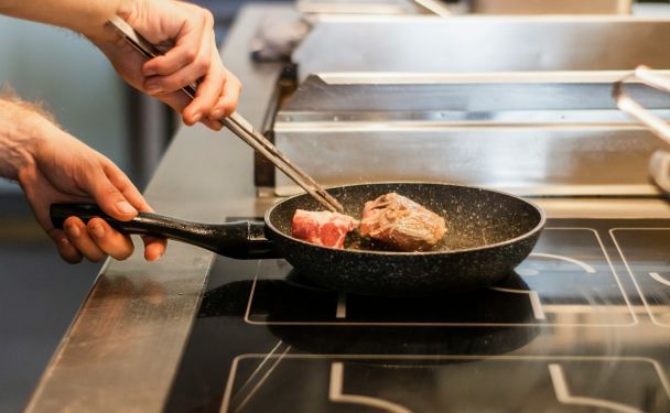 Опасная ошибка на кухне: 5 продуктов, которые нельзя готовить на антипригарной сковородке