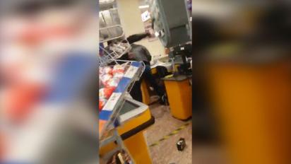 В Мариуполе мужчина с топором разгромил супермаркет