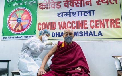 Далай-лама отримав щеплення від коронавірусу препаратом CoviShield, яким вакцинують українців