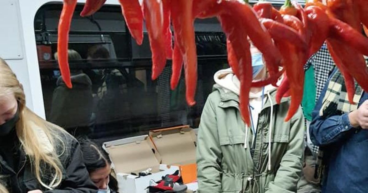 У вагонах київського метро робили манікюр та торгували овочами і смартфонами / © Наталка Макогон / Facebook