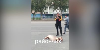 У Дніпрі голий чоловік "засмагав" на тротуарі