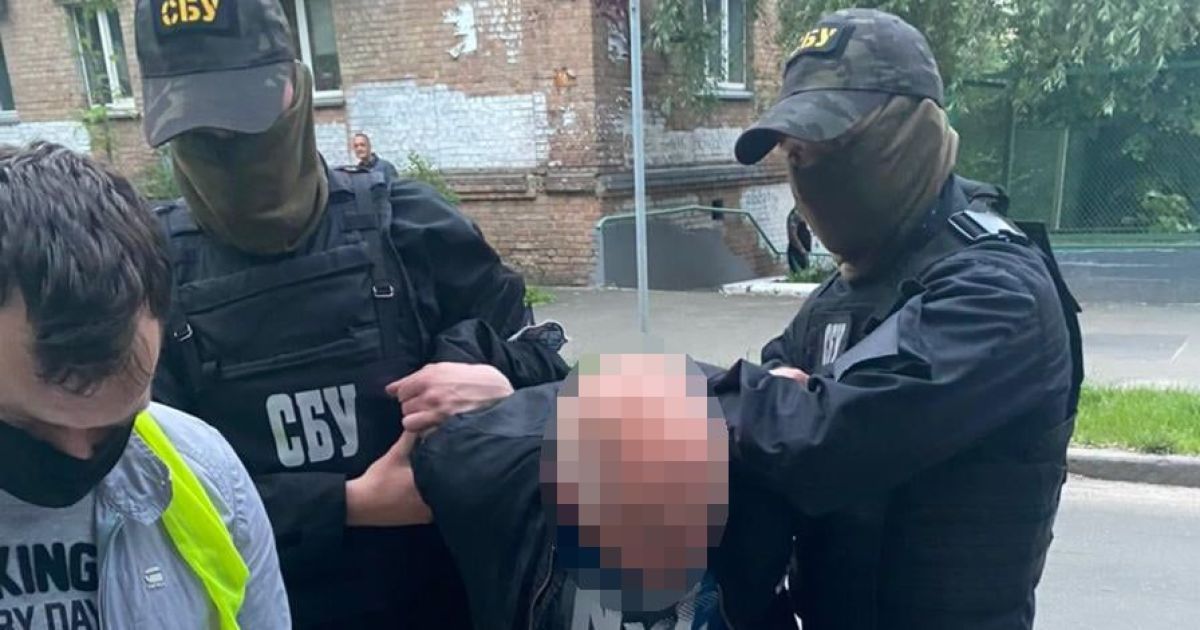 В Киеве охранник ТРЦ торговал огнестрельным оружием, патронами и взрывчаткой (фото)