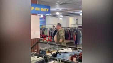 У магазині вживаного одягу в Дніпрі чоловік "захопив"  заручників