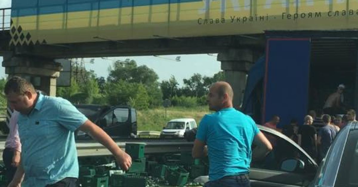 На Львовщине водители набросились на грузовик с пивом, который попал в ДТП