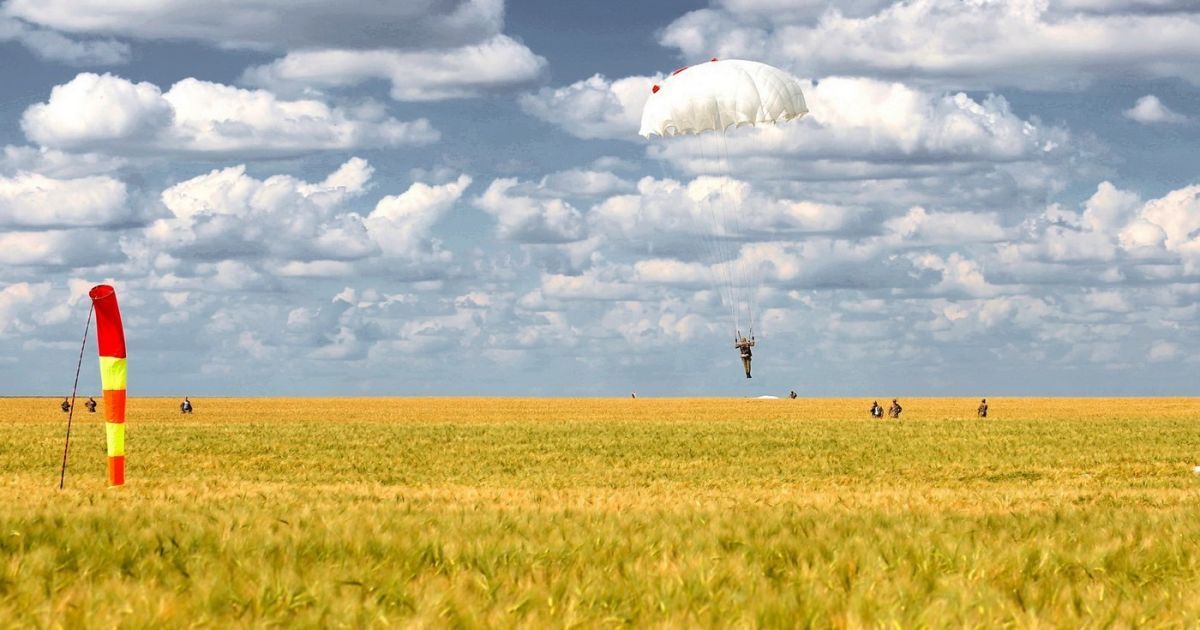Минобороны опубликовало впечатляющие фото прыжков с парашютом будущих офицеров ВДВ