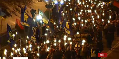 ΠΠ΅ΡΠ΅ΡΠΎΠΌ Π² ΡΠ΅Π½ΡΡΠ΅ ΡΡΠΎΠ»ΠΈΡΡ ΠΏΡΠΎΡΠ΅Π» ΡΠ°ΠΊΠ΅Π»ΡΠ½ΡΠΉ ΠΌΠ°ΡΡ Π² ΡΠ΅ΡΡΡ Π³Π΅ΡΠΎΠ΅Π² ΠΡΡΡ