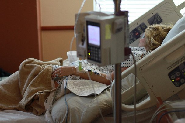 Смертельно опасный "забытый родственник" ВИЧ вызывает паралич и агрессивный рак: что о нем известно