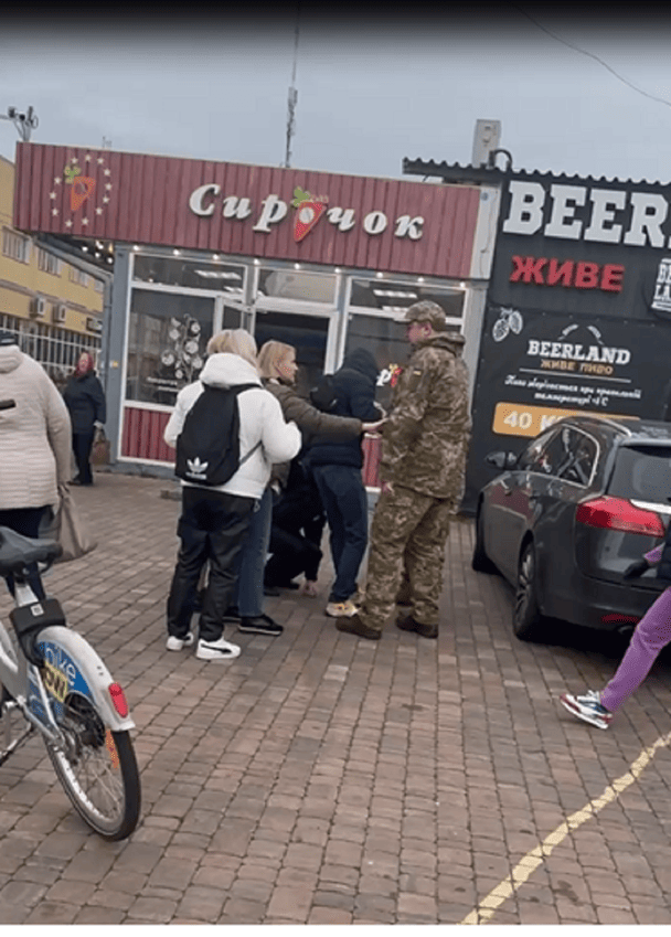 Кайданки, швидка та ТЦК: що відомо про жорстке затримання чоловіка у Києві