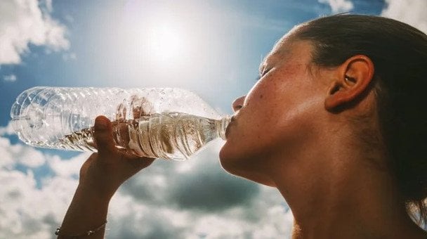 Почему в жару не стоит пить воду из пластиковых бутылок: опасность, угрожающая раком