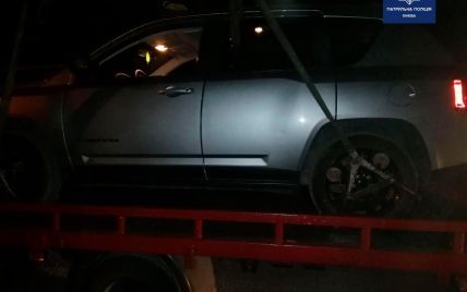 В Киеве пьяный водитель Jeep въехал в припаркованную Mazda