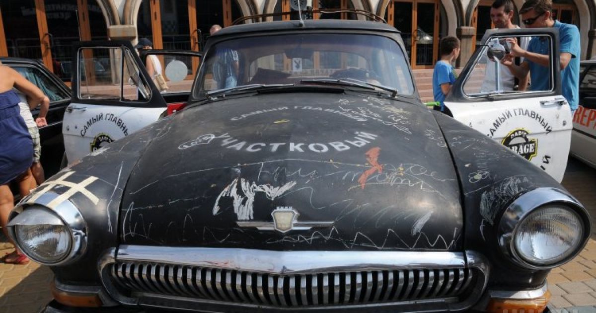 Выставка ретроавтомобилей в парке им. Горького в Харькове перед началом ралли ретроавтомобилей "Старая карта" / © УНИАН