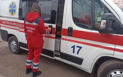 "Выгрузили из больницы и вывезли почти голого": под Днепром пациента транспортировали в другой город в одной майке (видео)