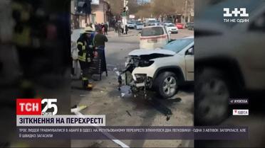 На дорозі в Одесу зіткнулися два легковики – "Джип" від удару загорівся | Новини України