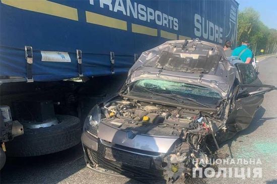 Автотроща під Тернополем: водійка з сімома дітьми у салоні вилетіла на смугу зустрічного руху (фото)