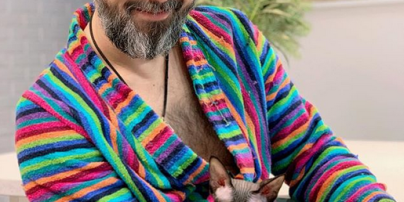 В полосатом халате и с кошкой: Сергей Бабкин поздравил всех с Рождеством