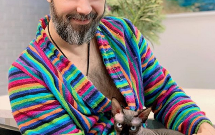В полосатом халате и с кошкой: Сергей Бабкин поздравил всех с Рождеством