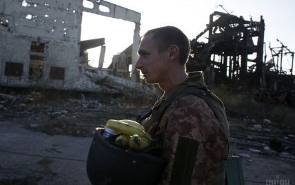 В первый день военного положения двое украинских военных получили ранения на Донбассе