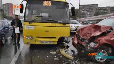 Успела за маршруткой: автоледи на внедорожнике протаранила автобус